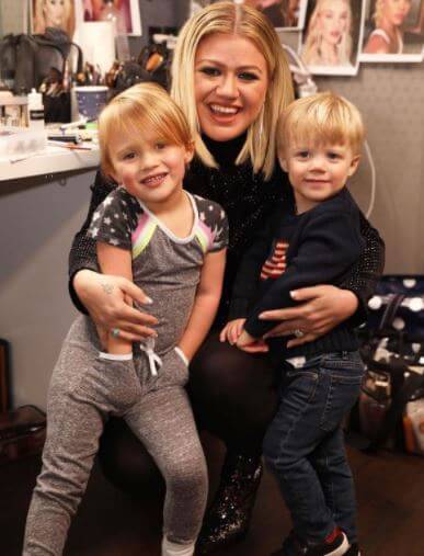 River Rose Blackstock with his mother Kelly Clarkson and sibling Remington Alexander Blackstock